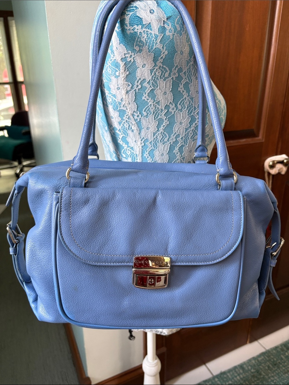 Levenger shoulder bag
Satchel smooth leather periwinkle/Silvertone excellent